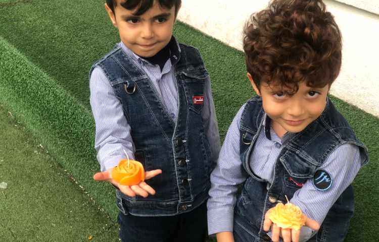 به مناسبت روز هدیه و شمع با کمک بچه‌ها شمع درست کردیم تا به کسی که دوست دارند هدیه بدهند 5