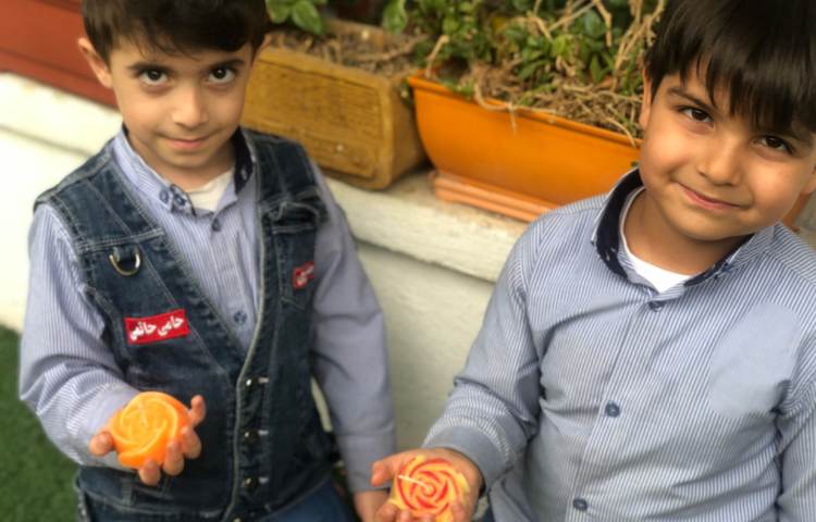 به مناسبت روز هدیه و شمع با کمک بچه‌ها شمع درست کردیم تا به کسی که دوست دارند هدیه بدهند