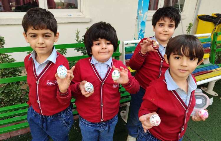 به مناسبت فرارسیدن عیدنوروز تخم‌مرغ ها توسط دانش‌آنوزان رنگامیزی شد. 1