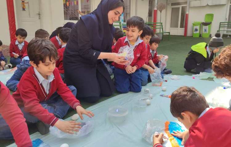 به مناسبت فرارسیدن عیدنوروز تخم‌مرغ ها توسط دانش‌آنوزان رنگامیزی شد. 2