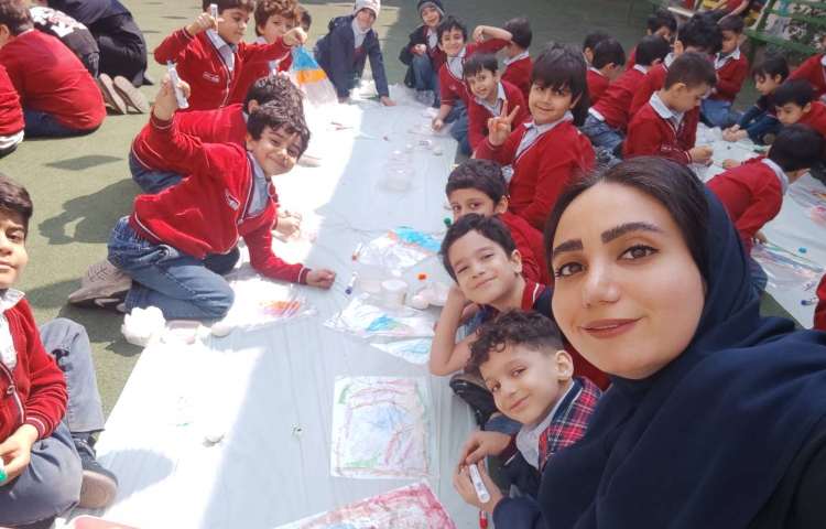 به مناسبت فرارسیدن عیدنوروز تخم‌مرغ ها توسط دانش‌آنوزان رنگامیزی شد. 3