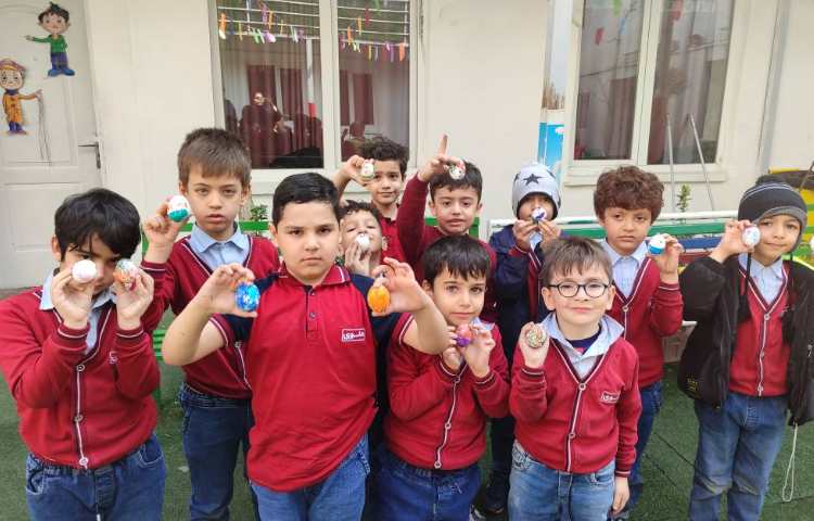 به مناسبت فرارسیدن عیدنوروز تخم‌مرغ ها توسط دانش‌آنوزان رنگامیزی شد. 4