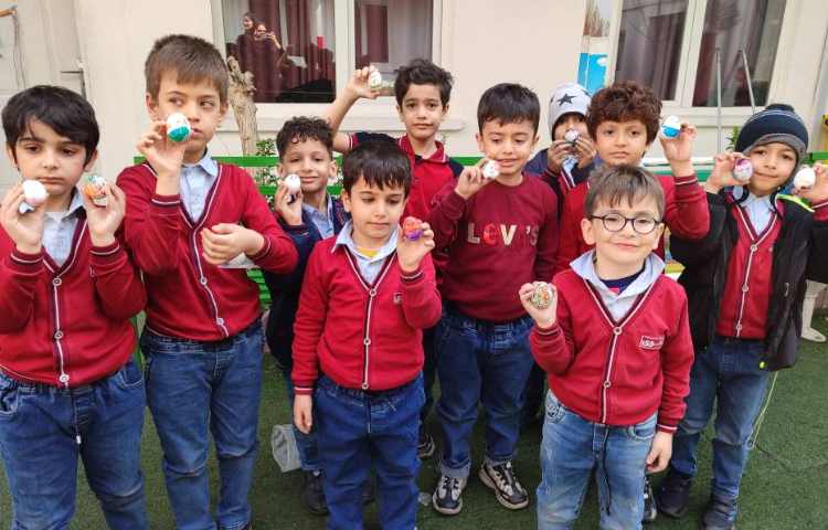 به مناسبت فرارسیدن عیدنوروز تخم‌مرغ ها توسط دانش‌آنوزان رنگامیزی شد. 5