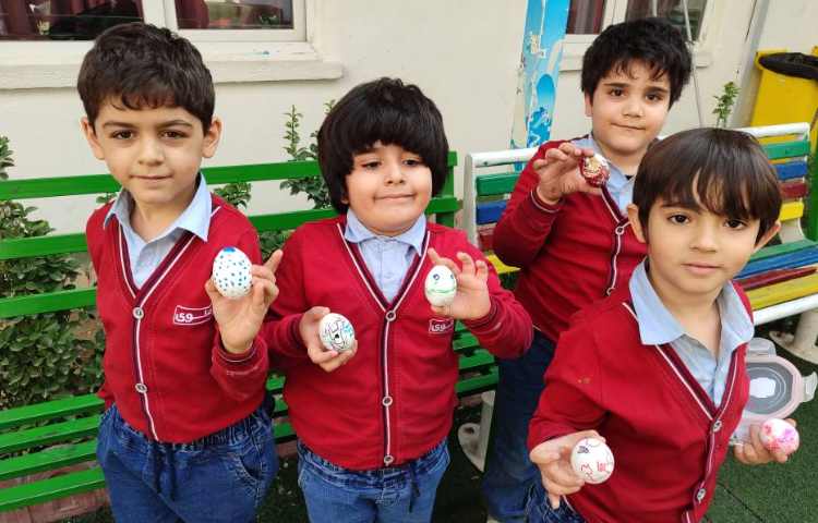 به مناسبت فرارسیدن عیدنوروز تخم‌مرغ ها توسط دانش‌آنوزان رنگامیزی شد.