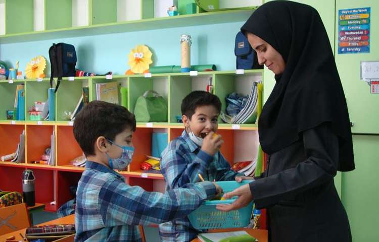 به وقت میان وعده در دبستان علوی 10