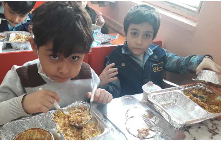 به وقت ناهار دانش آموزان پایه پیش و اول دبستان 1