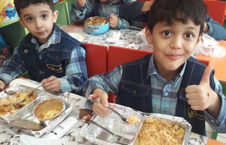 به وقت ناهار دانش آموزان پایه پیش و اول دبستان 2
