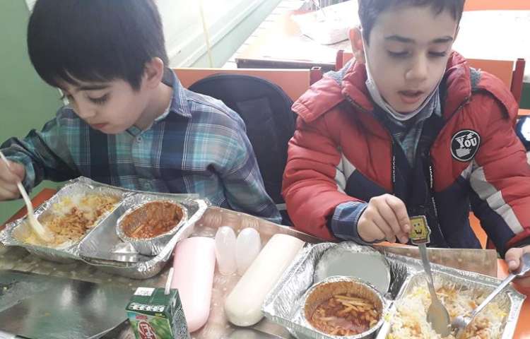 به وقت ناهار دانش آموزان پایه پیش و اول دبستان 3