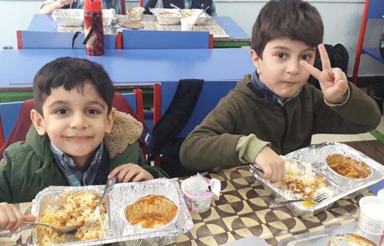 به وقت ناهار دانش آموزان پایه پیش و اول دبستان 4