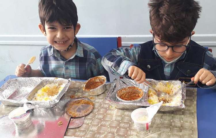 به وقت ناهار دانش آموزان پایه پیش و اول دبستان 7