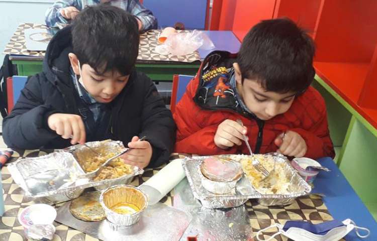 به وقت ناهار دانش آموزان پایه پیش و اول دبستان