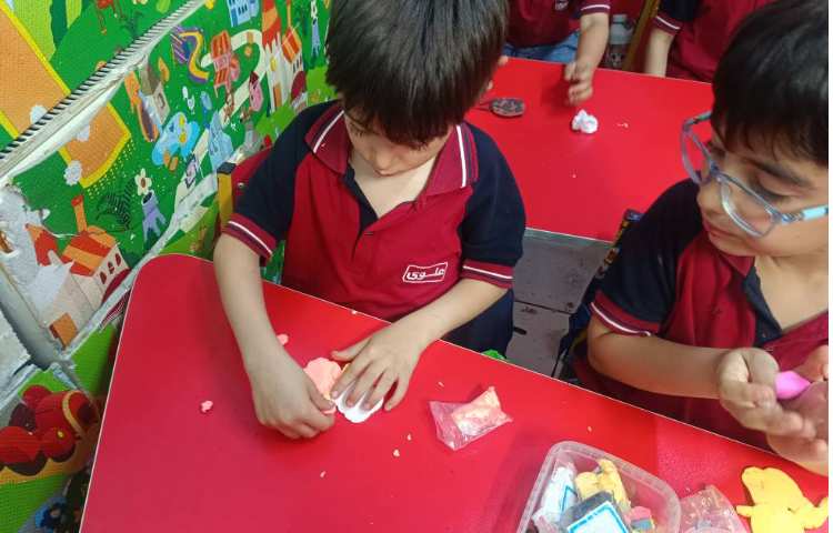 به کمک خمیر کِلِی حشرات درست کردیم. 2