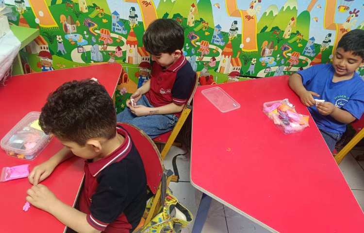 به کمک خمیر کِلِی حشرات درست کردیم. 3