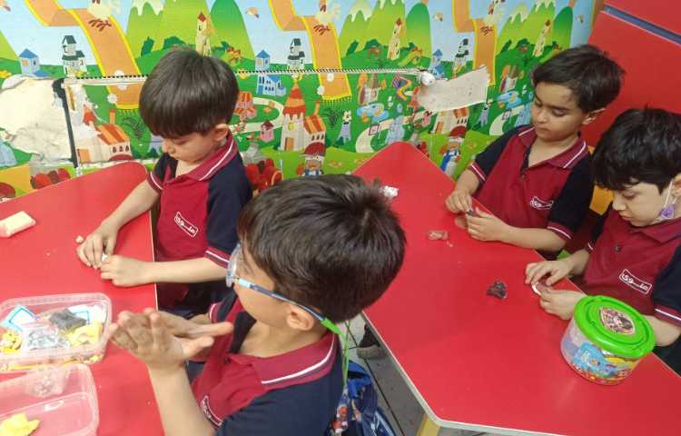 به کمک خمیر کِلِی حشرات درست کردیم. 4