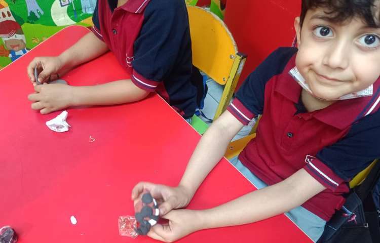 به کمک خمیر کِلِی حشرات درست کردیم. 5