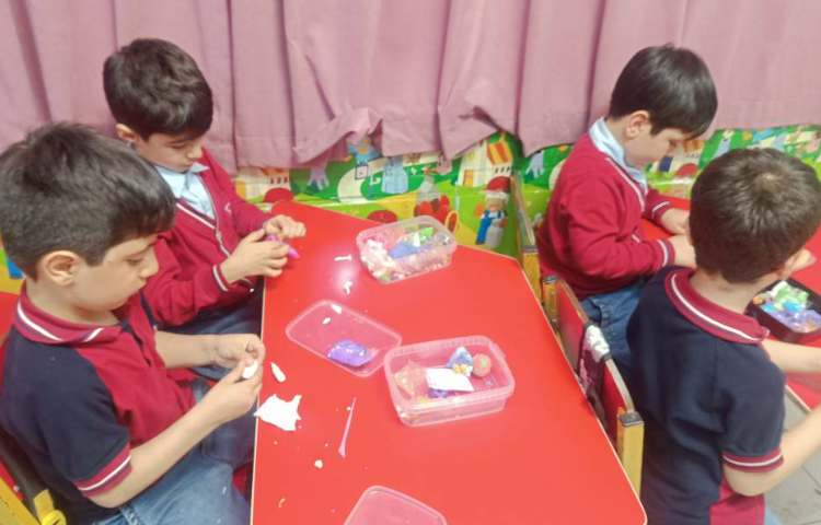 به کمک خمیر کِلِی حشرات درست کردیم. 7