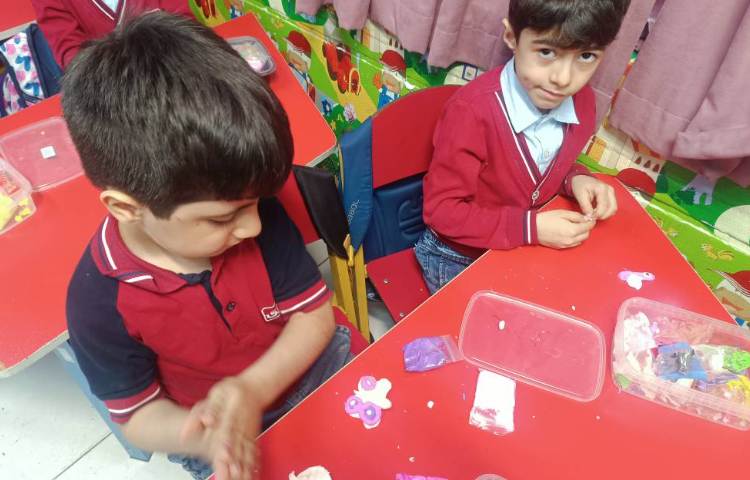 به کمک خمیر کِلِی حشرات درست کردیم.