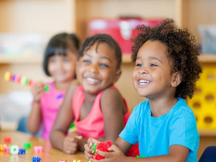 تاثیر محیط خانوادگی بر مهارت‌های اجتماعی کودکان