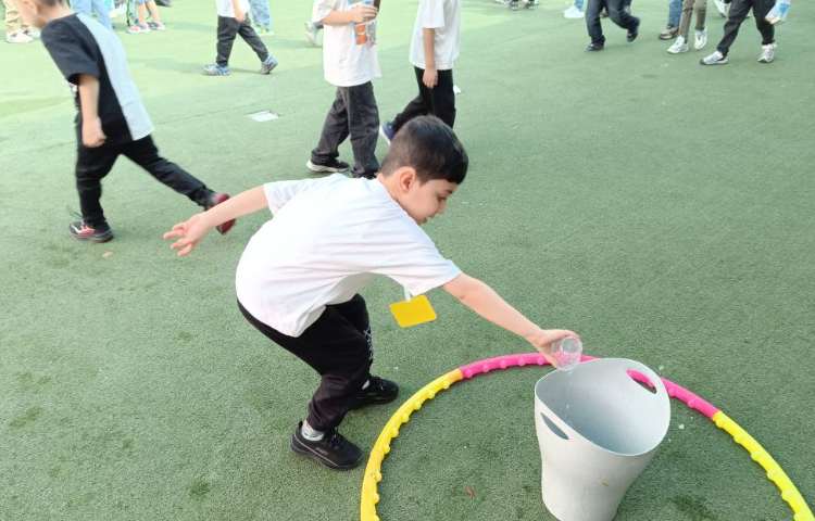 تابستانه،آب‌بازی دانش‌آموزان مسابقه‌ی آب‌بازی انجام دادند. 1