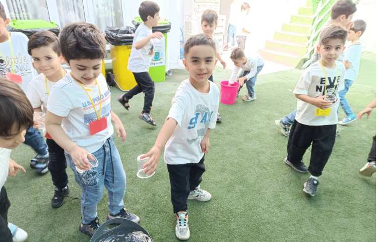 تابستانه،آب‌بازی دانش‌آموزان مسابقه‌ی آب‌بازی انجام دادند. 2