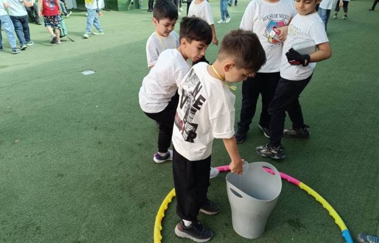 تابستانه،آب‌بازی دانش‌آموزان مسابقه‌ی آب‌بازی انجام دادند. 3