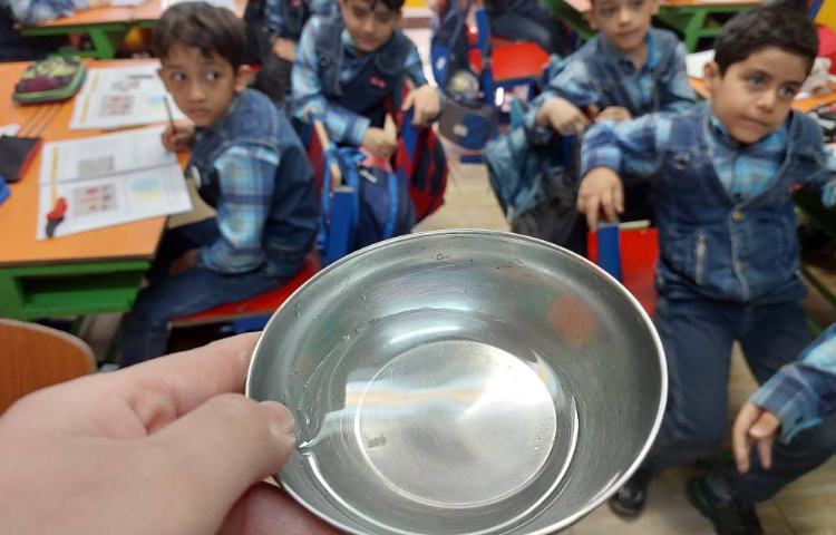 :تاثیر آب بر روی موادی مثل شکر، گچ، بیسکویت و کاغذ مربوط به درس 13 علوم 2