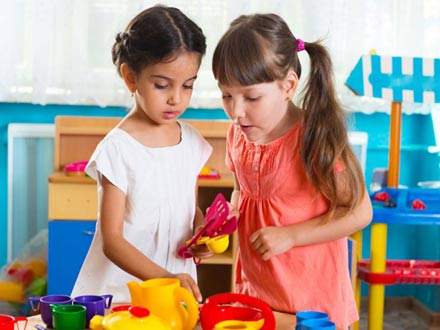 بازی کردن و آموزش انعطاف‌پذیری به کودکان