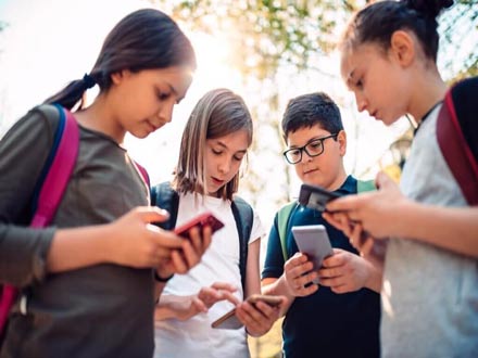 رابطه مستقیم مدت زمان استفاده از تلفن همراه و افت تحصیلی دانش آموزان