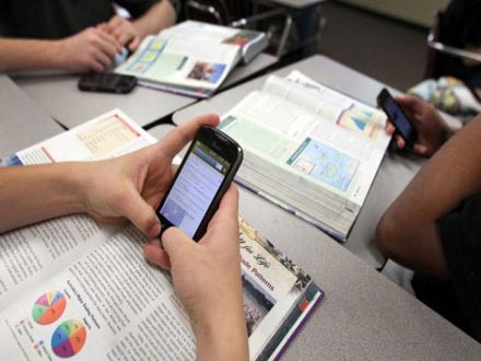 تاثیر تلفن همراه بر افت تحصیلی دانش‌آموزان