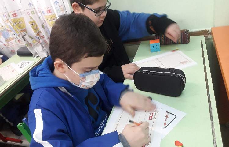 تبریک روز پدر به زبان انگلیسی دانش آموزان پایه پنجم دبستان علوی 1