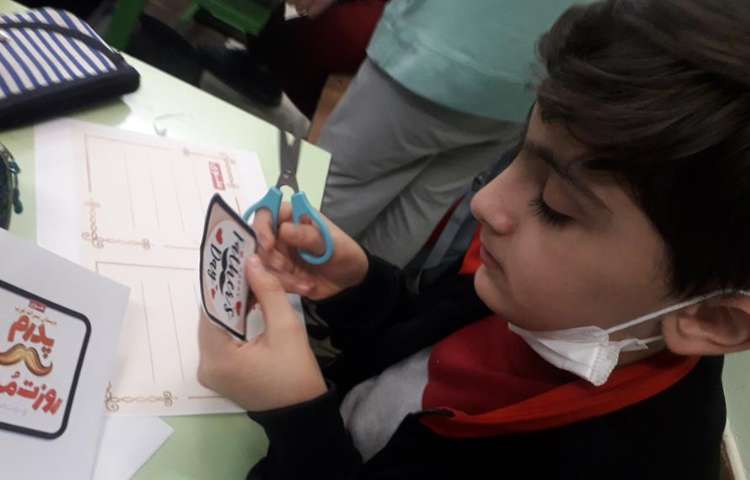 تبریک روز پدر به زبان انگلیسی دانش آموزان پایه پنجم دبستان علوی 2