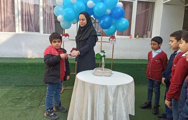 تجلیل از برگزیدگان مسابقه روزنامه دیواری امام شناسی 9