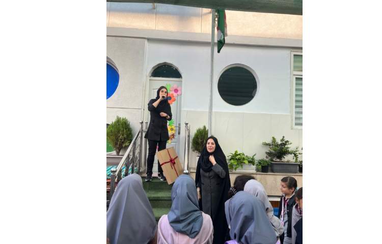 تجلیل از مربی ورزش، سرکار خانم اسدی، به مناسبت هفته تربیت بدنی 2