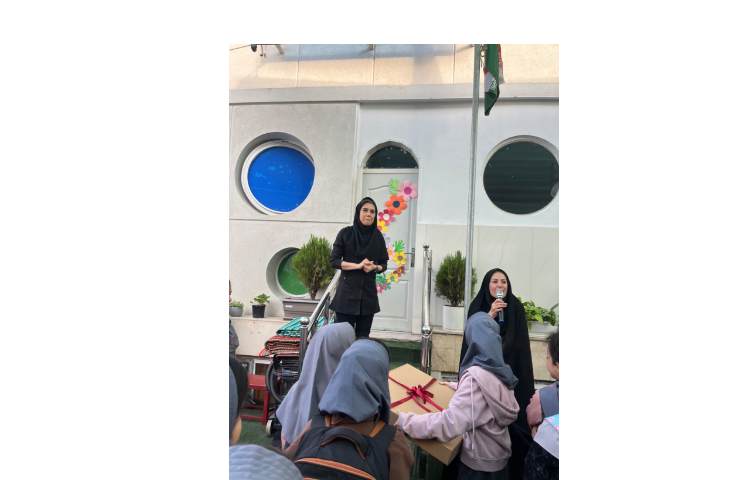 تجلیل از مربی ورزش، سرکار خانم اسدی، به مناسبت هفته تربیت بدنی 4