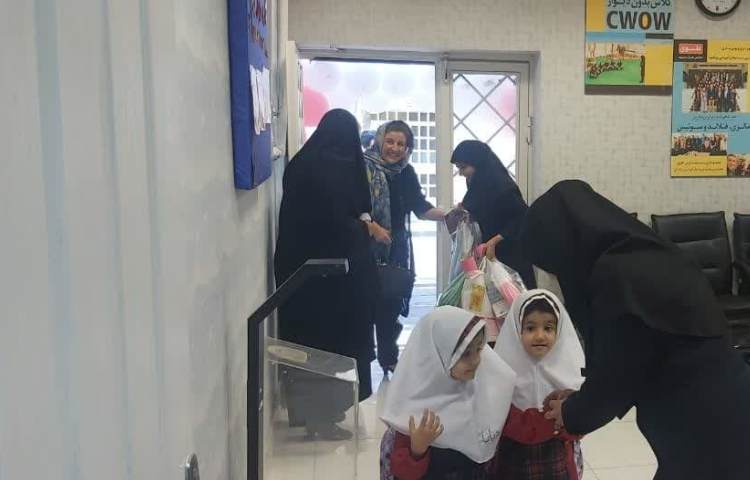 تحویل اقلام آموزشی 2