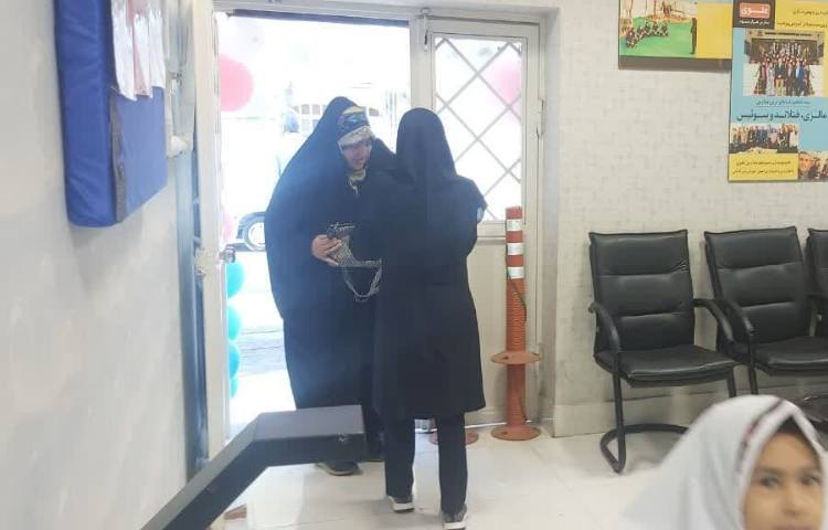 تحویل اقلام آموزشی 3