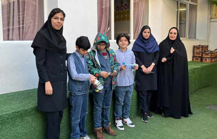 تحویلِ جوایز مرحله نیمه نهایی مسابقه ی Spelling Bee 1