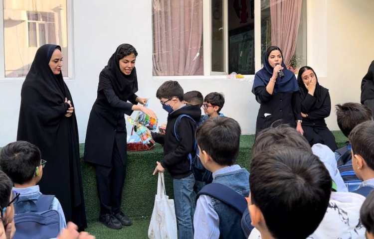 تحویلِ جوایز مرحله نیمه نهایی مسابقه ی Spelling Bee