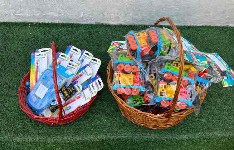 تحویلِ جوایز مرحله نیمه نهایی مسابقه ی Spelling Bee