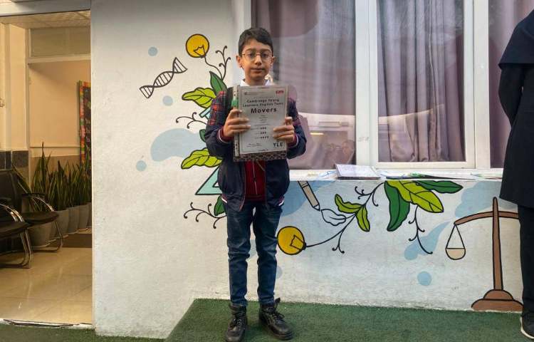 تحویل جوایز و مدارک آزمون شبیه‌ساز کمبریجِ سال گذشته به زبان‌آموزان 1