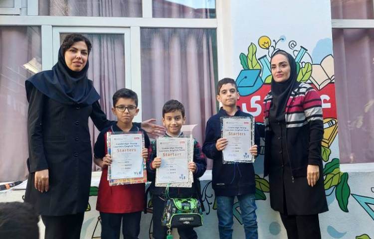 تحویل جوایز و مدارک آزمون شبیه‌ساز کمبریجِ سال گذشته به زبان‌آموزان 2