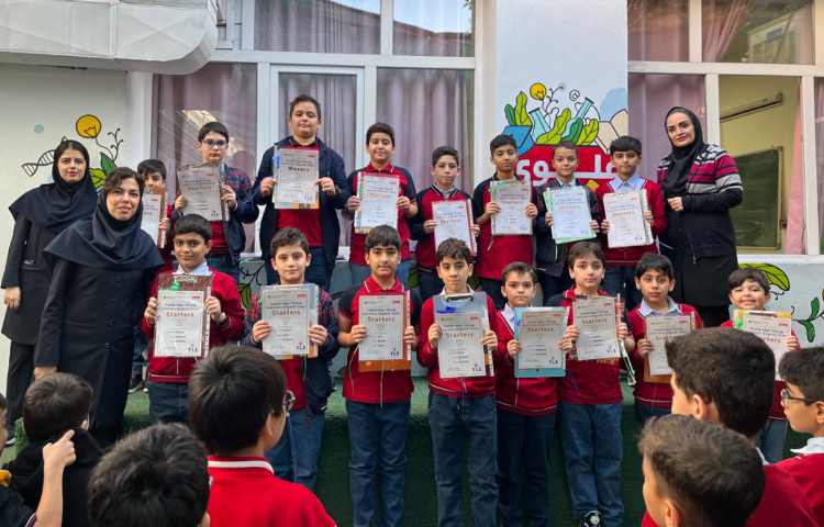 تحویل جوایز و مدارک آزمون شبیه‌ساز کمبریجِ سال گذشته به زبان‌آموزان 3