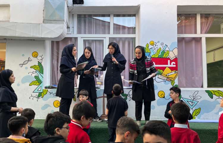 تحویل جوایز و مدارک آزمون شبیه‌ساز کمبریجِ سال گذشته به زبان‌آموزان 4