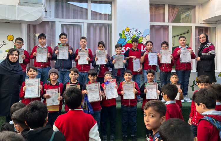 تحویل جوایز و مدارک آزمون شبیه‌ساز کمبریجِ سال گذشته به زبان‌آموزان 5