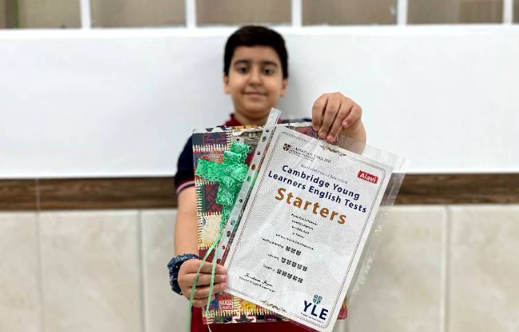 تحویل جوایز و مدارک آزمون شبیه‌ساز کمبریجِ سال گذشته به زبان‌آموزان
