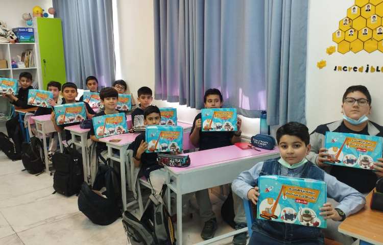 تحویل دادن پک رباتیک به دانش آموزان و آموزش تشخیص پایه های مثبت و منفی ال ای دی و شکل شماتیک ان