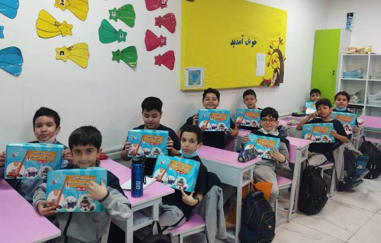 تحویل دادن پک رباتیک به دانش آموزان و آموزش تشخیص پایه های مثبت و منفی ال ای دی و شکل شماتیک ان 2