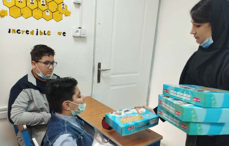 تحویل دادن پک رباتیک به دانش آموزان و آموزش تشخیص پایه های مثبت و منفی ال ای دی و شکل شماتیک ان 3