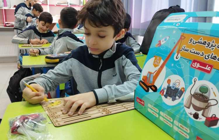 تحویل دادن پک رباتیک به دانش آموزان و شروع به زنگ آمیزی فرفره فوتی 1