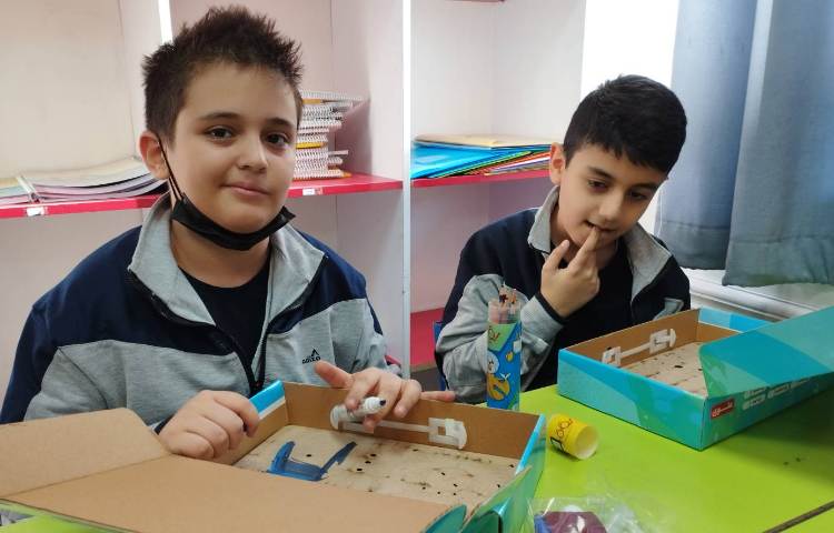 تحویل دادن پک رباتیک به دانش آموزان و شروع به زنگ آمیزی فرفره فوتی 2